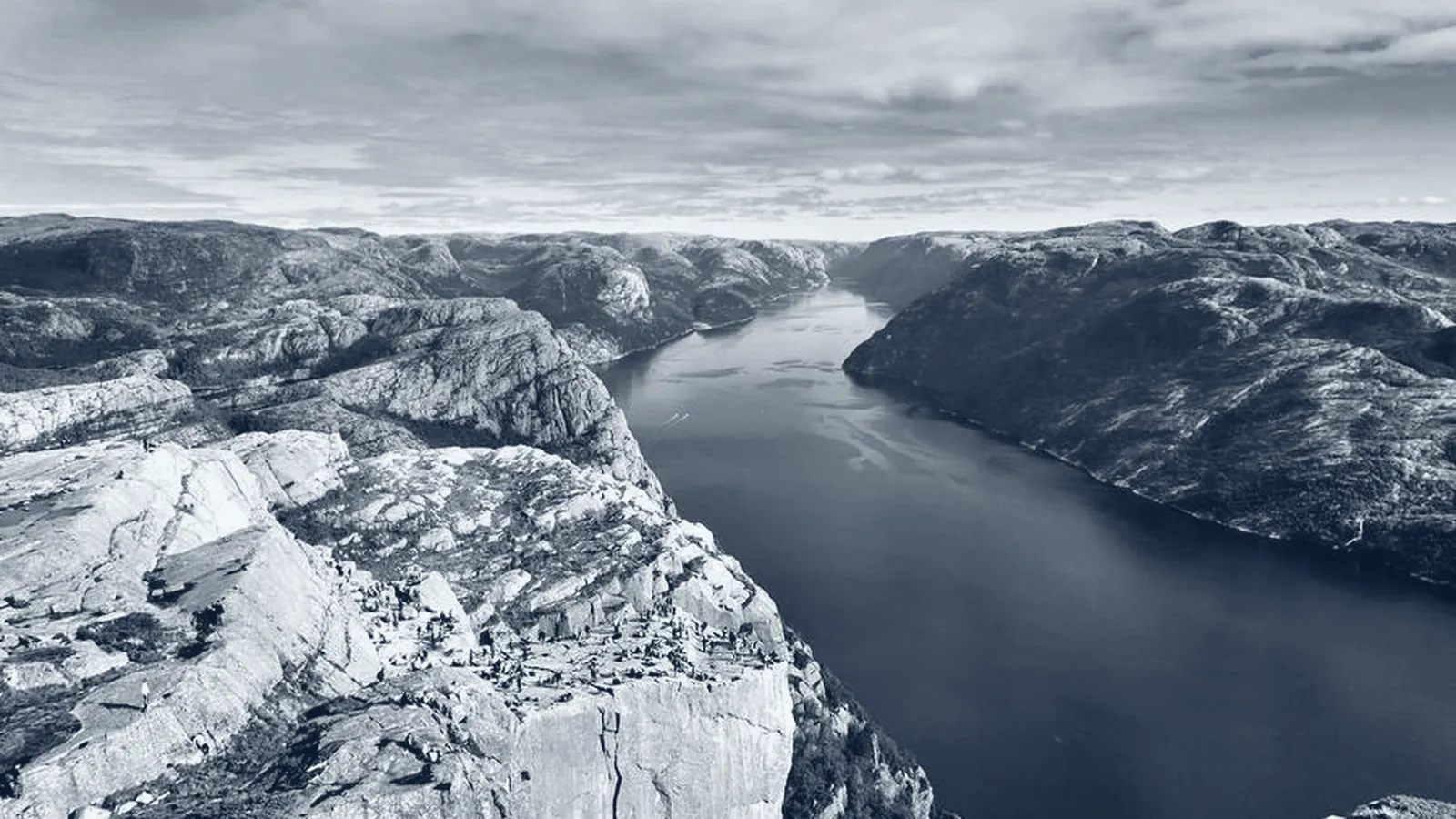 Letecký pohľad na hlboký fjord pretínajúci hory